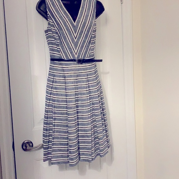 V-neck fit and flare pleated dress Size 2 $15 if you Buy 2 Dresses or more - Picture 3 of 8